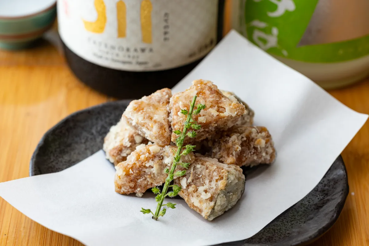 薬味を添えた若鶏の竜田揚げ