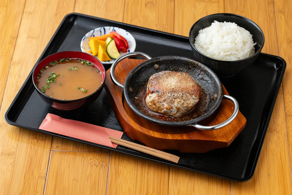 ご飯と味噌汁、小鉢を添えたハンバーグ定食
