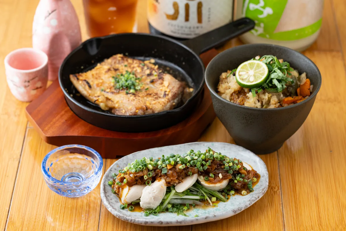 日本酒とともに並ぶ旬彩いち乃の料理