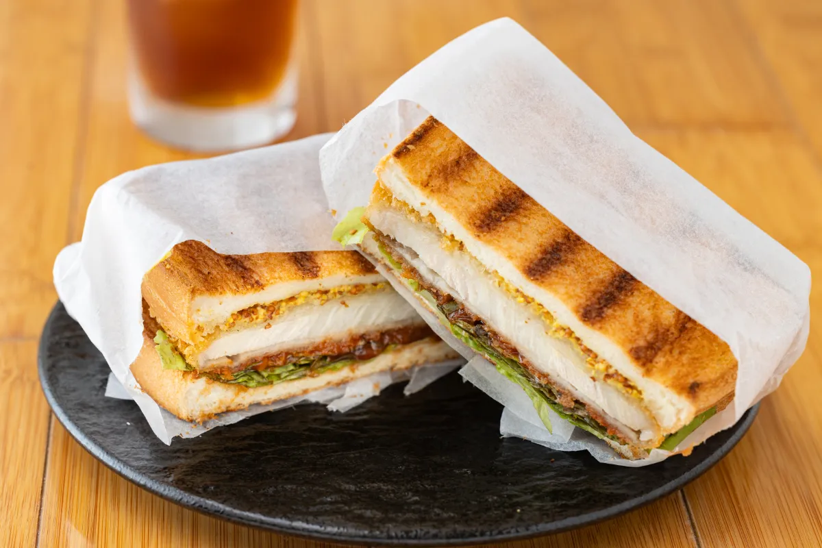 カツと野菜を挟んだホットサンド