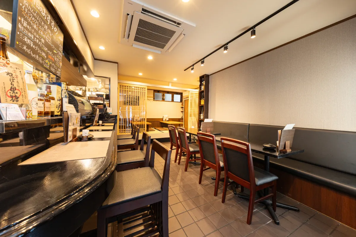 カウンター席とテーブル席が並ぶ店内
