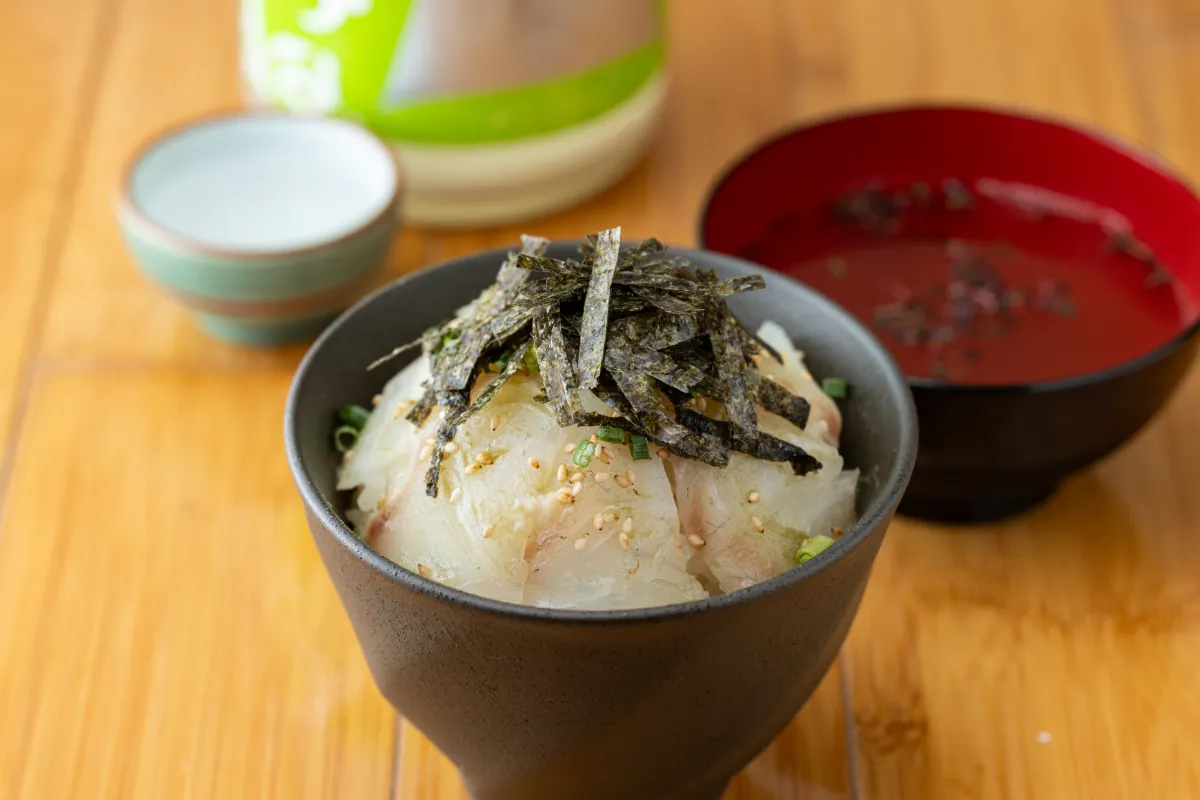 刻み海苔とごまをのせたお茶漬け